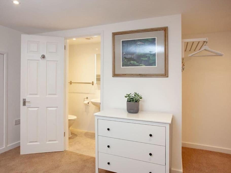 1 Perfectly Located Stylish, Comfortable Apartment Sidmouth Buitenkant foto